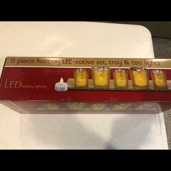 Hallmark Christmas LED votive set, New in Box NWT - Picture 2 of 3
